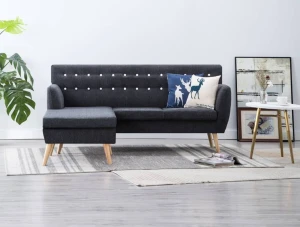 Szara pikowana sofa z leżanką na drewnianych nóżkach
