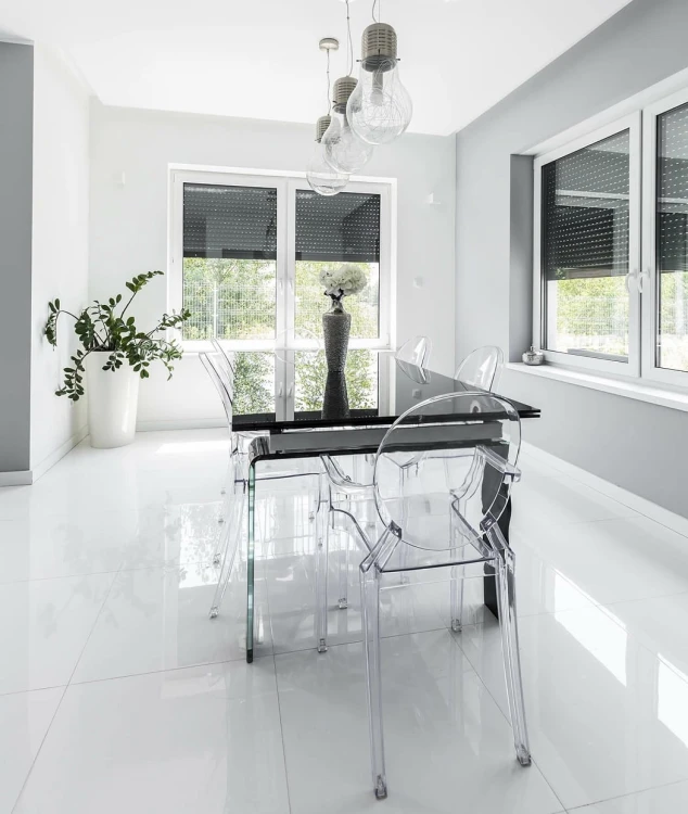 Aranżacja-z-krzesłami-w-stylu-glamour