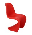 Czerwone krzesło w kształcie litery S
