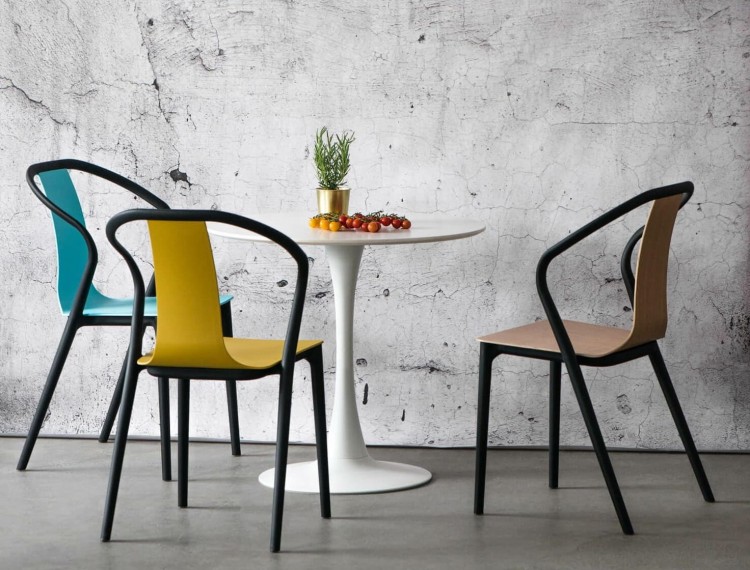 Nowoczesne krzesła w aranżacji ze stołem.jpg