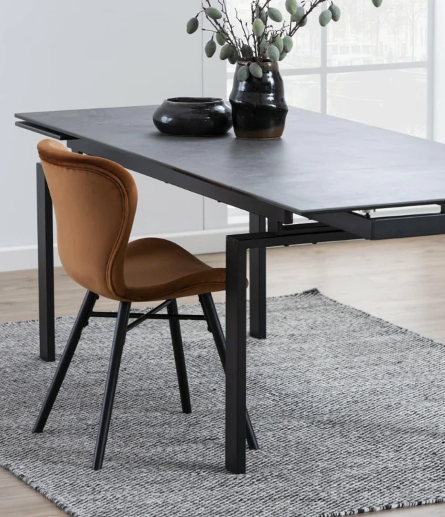 Krzesło w aranżacji ze stołem.jpg