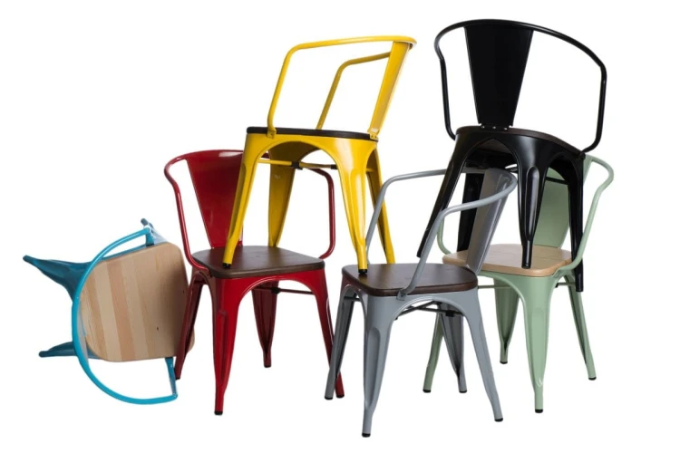 Różne kolory krzeseł metalowych.jpg