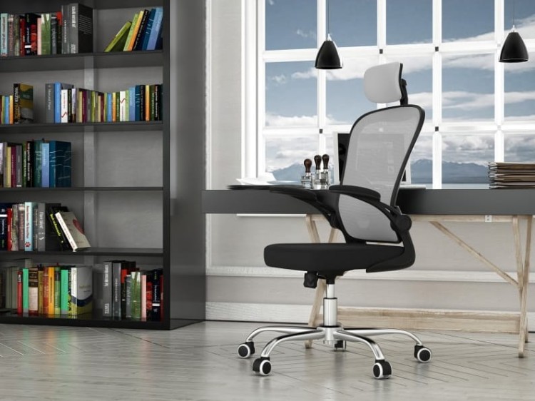 Biurowe-krzesło-na-kółkach