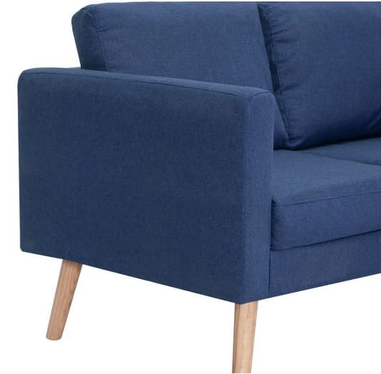 Podłokietnik-niebieskiej-sofy-z-poduszkami