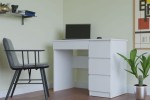 Białe kompaktowe biurko z szufladami pod laptopa