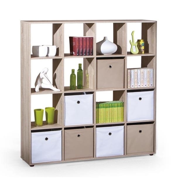 Regał-z-beżowymi-pojemnikami
