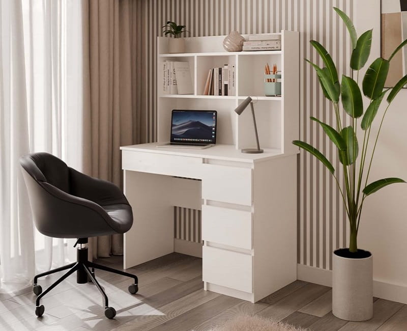 białe-biurko-z-nadstawką-do-pracy-na-laptopie